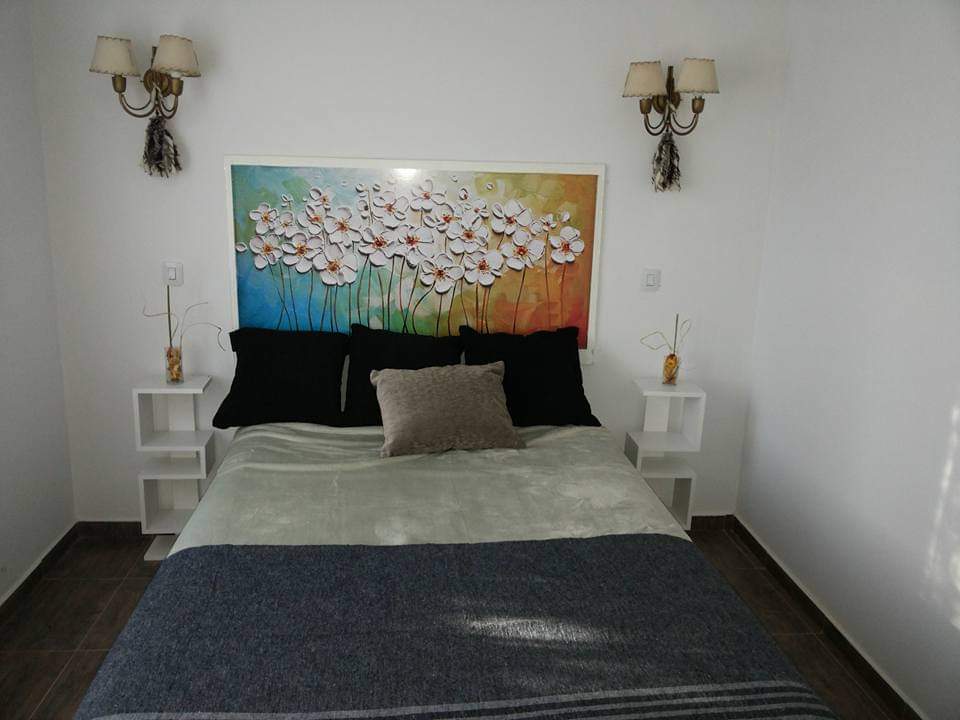 Dormitorio con cuadro de flores