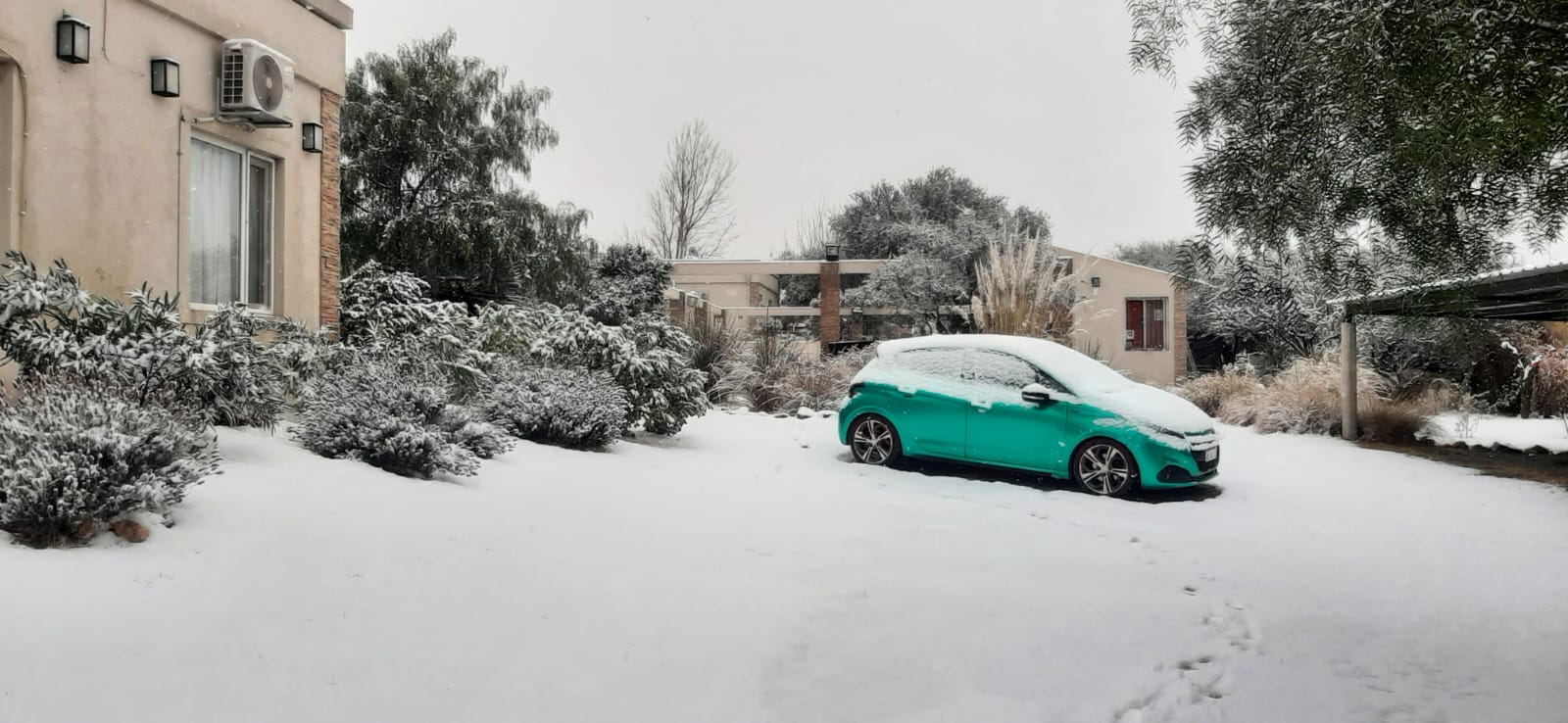 Las cabañas en invierno con nieve